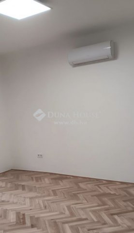 Eladó téglalakás, Pécsett 20 M Ft, 1 szobás