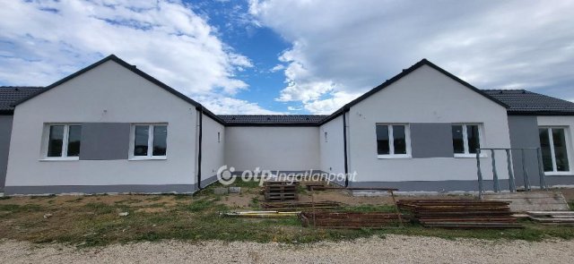 Eladó téglalakás, Győrszemerén 72.5 M Ft, 1+3 szobás