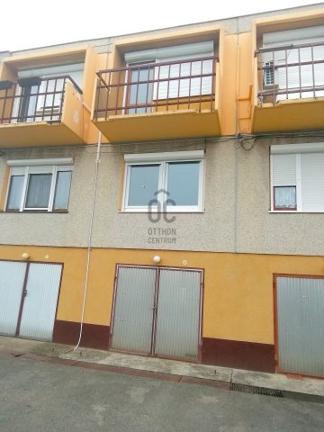 Eladó sorház, Komlón 33.9 M Ft, 3 szobás / költözzbe.hu
