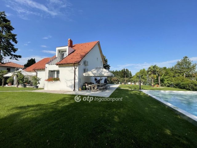 Eladó családi ház, Balatonbogláron 424.2 M Ft, 12 szobás