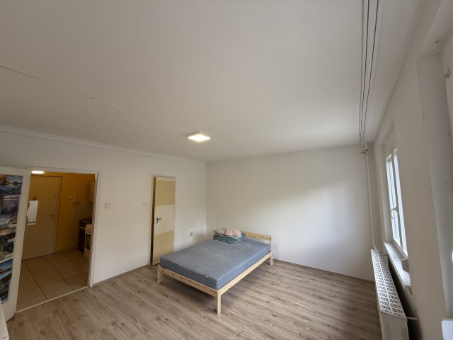 Eladó panellakás, Veszprémben 30 M Ft, 1 szobás