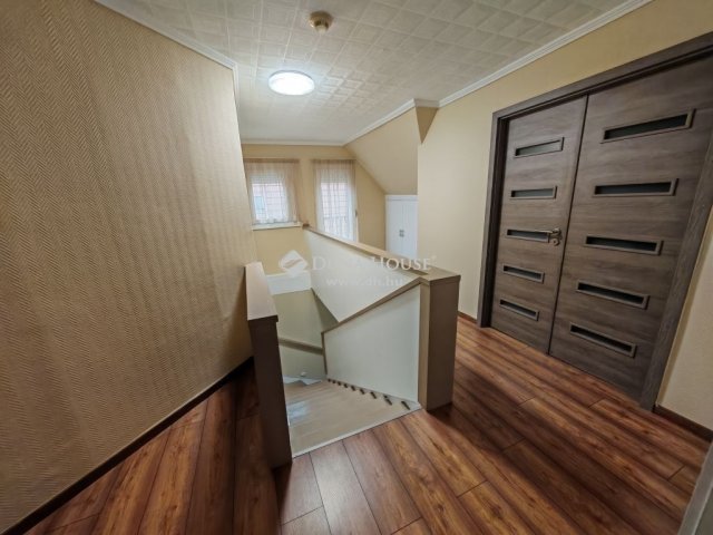 Eladó családi ház, Vecsésen 149 M Ft, 5 szobás