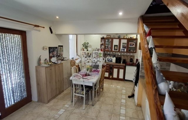 Eladó családi ház, Felsőpakonyban 91.9 M Ft, 9 szobás
