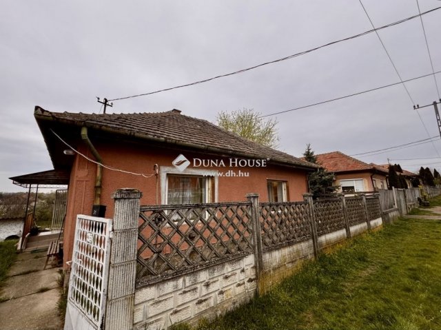 Eladó családi ház, Dányon 21 M Ft, 2 szobás