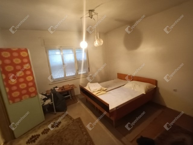Eladó családi ház, Lábatlanon 32 M Ft, 2 szobás