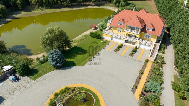 Eladó családi ház, Ráckevén 720 M Ft, 10 szobás