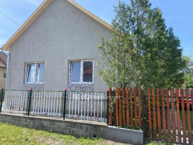 Eladó családi ház, Újszászon 23 M Ft, 2 szobás