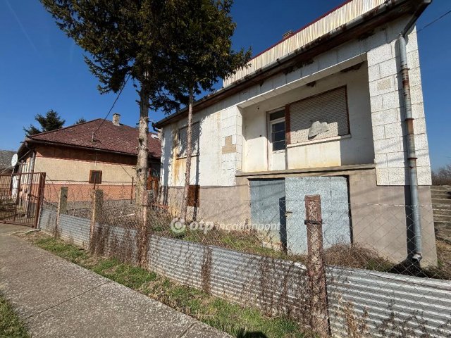 Eladó családi ház, Komorón 13 M Ft, 3 szobás