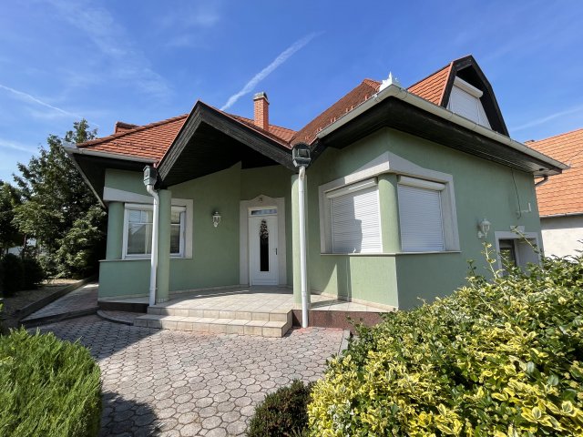 Eladó családi ház, Alsóörsön 119.9 M Ft, 4+1 szobás