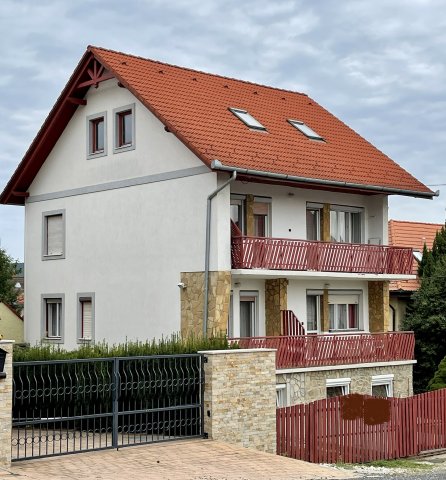 Eladó családi ház, Hévízen 99 M Ft, 7 szobás