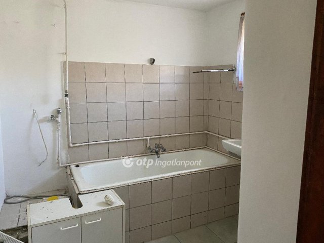 Eladó családi ház, Karcagon 16 M Ft, 2 szobás