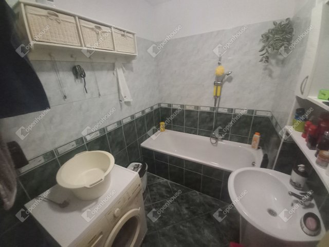 Eladó téglalakás, Dombóváron 35.9 M Ft, 3 szobás
