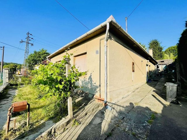 Eladó családi ház, Vácon 64.9 M Ft, 2 szobás