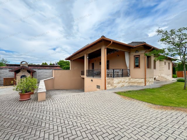 Eladó családi ház, Kecskeméten 149.99 M Ft, 5 szobás