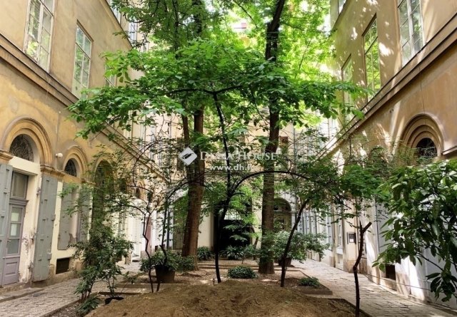 Eladó téglalakás, Budapesten, V. kerületben 109 M Ft, 2 szobás