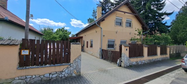 Eladó családi ház, Üllőn 159.9 M Ft, 8 szobás