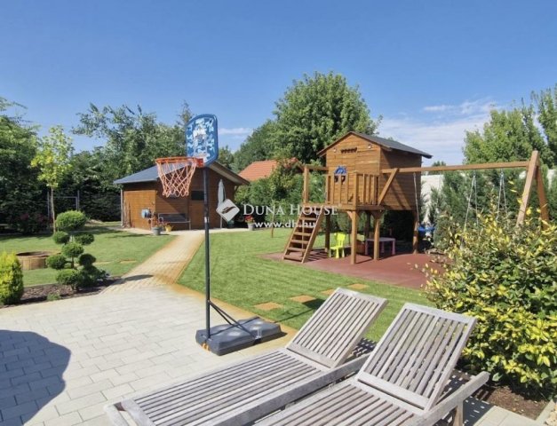 Eladó családi ház, Kecskeméten 150 M Ft, 4 szobás