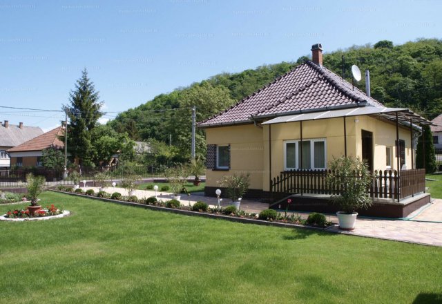 Eladó családi ház, Kemencén 65 M Ft, 2 szobás