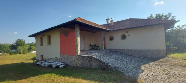 Eladó családi ház, Komáromban 135 M Ft, 6 szobás