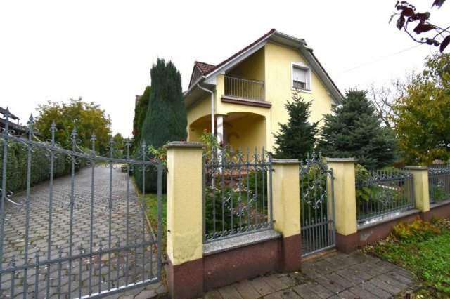 Eladó családi ház, Zalakaroson 84.9 M Ft, 8 szobás