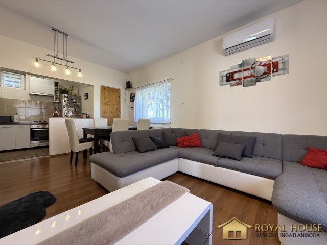 Eladó családi ház, Szirmabesenyőn 74.9 M Ft, 3 szobás