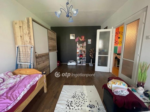 Eladó panellakás, Szolnokon 23.5 M Ft, 2 szobás