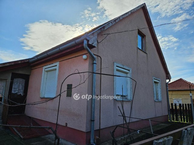 Eladó családi ház, Tiszaföldváron 19 M Ft, 2 szobás