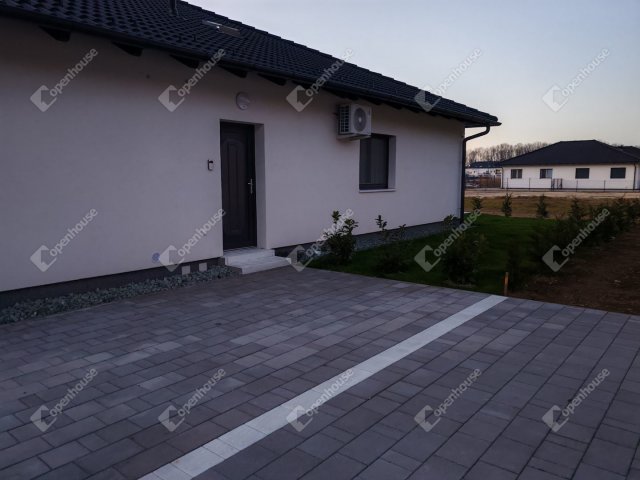 Eladó családi ház, Sárváron 53.99 M Ft, 2 szobás