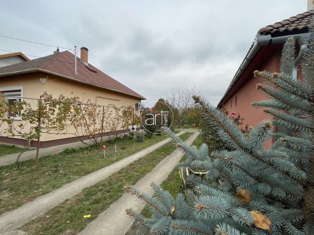 Eladó családi ház, Szegeden 77 M Ft, 2 szobás