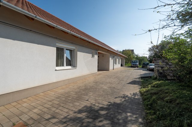 Eladó családi ház, Környén 114.99 M Ft, 6 szobás