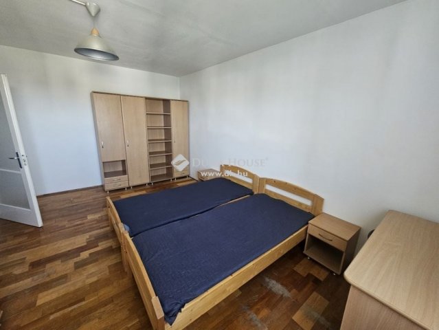 Kiadó panellakás, albérlet, Pécsett 120 E Ft / hó, 2 szobás
