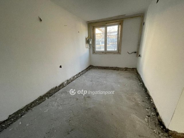 Eladó családi ház, Budapesten, III. kerületben 90.6 M Ft