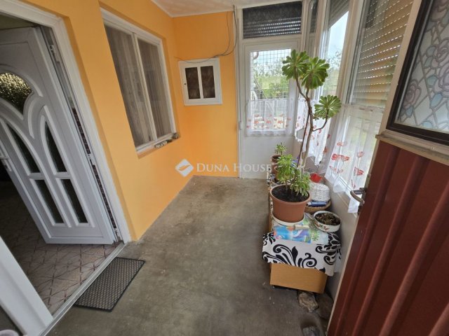Eladó családi ház, Tiszaföldváron 39.99 M Ft, 7 szobás