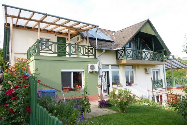 Eladó családi ház, Pécsett, Szamóca dűlőn 198 M Ft
