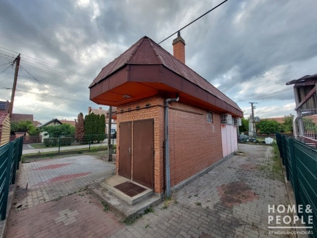 Eladó üzlethelyiség, Szegeden 36.9 M Ft, 1+2 szobás