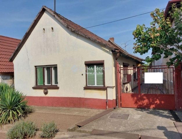 Eladó családi ház, Nyergesújfaluban 26.9 M Ft, 2 szobás