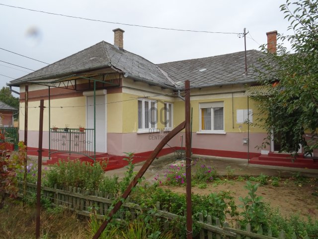 Eladó családi ház, Szabolcson 10.5 M Ft, 3 szobás