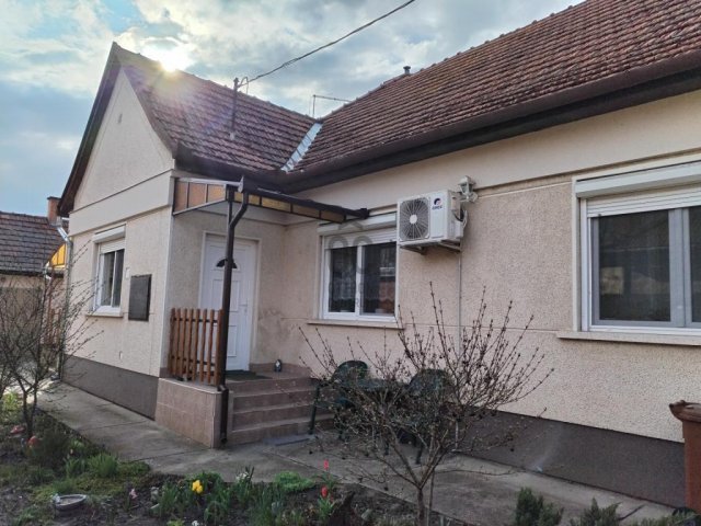 Eladó családi ház, Cegléden 55 M Ft, 4 szobás