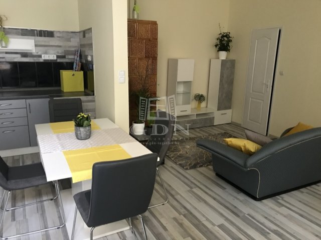Kiadó téglalakás, albérlet, Szegeden 160 E Ft / hó, 2 szobás