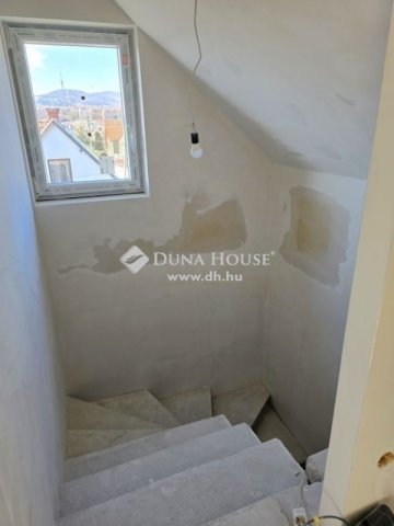 Eladó családi ház, Pécsett 67.9 M Ft, 4 szobás