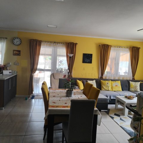 Eladó családi ház, Deszken 95 M Ft, 3 szobás
