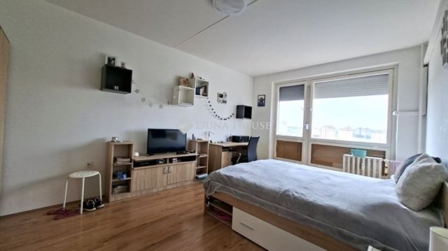 Eladó panellakás, Pécsett 32.9 M Ft, 1+1 szobás