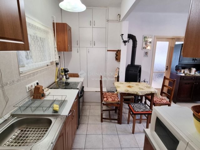 Eladó családi ház, Királyszentistvánon 49.9 M Ft, 2 szobás