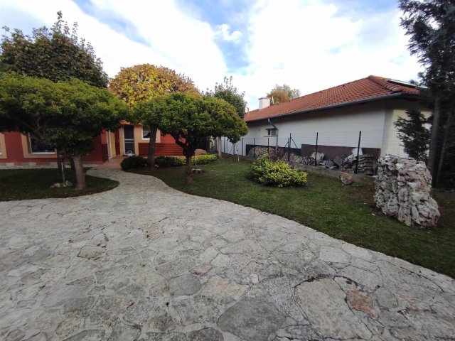 Eladó családi ház, Veszprémben 200 M Ft, 4 szobás