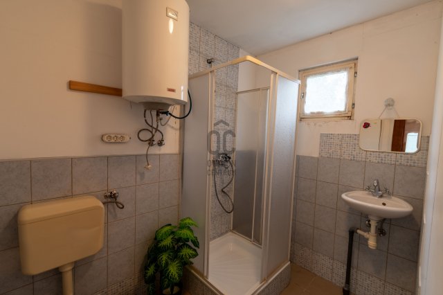 Eladó családi ház, Székesfehérvárott 15.9 M Ft, 1 szobás