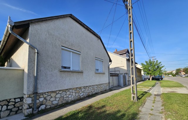 Eladó családi ház, Pápán 43.9 M Ft, 2+1 szobás