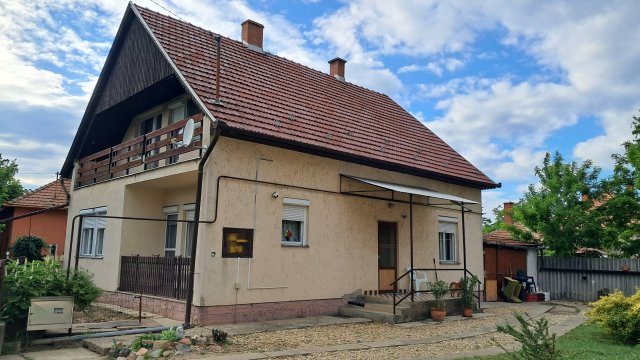 Eladó családi ház, Tiszaföldváron 33.9 M Ft, 5 szobás