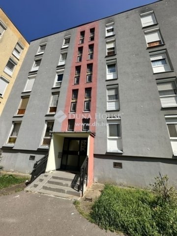 Eladó panellakás, Pécsett 39.9 M Ft, 3 szobás