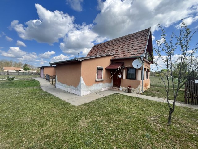 Eladó családi ház, Kecskeméten 24.99 M Ft, 2 szobás