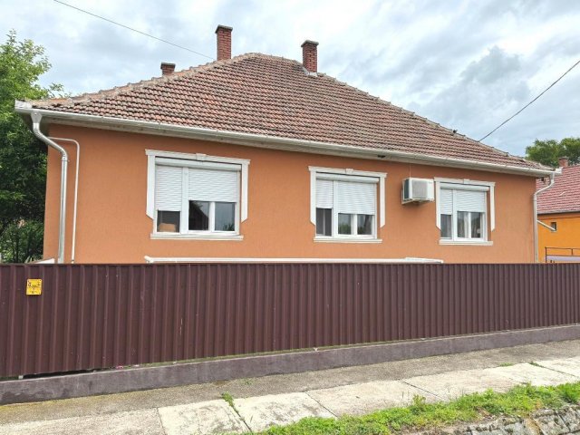 Eladó családi ház, Poroszlón 119 M Ft, 7+1 szobás